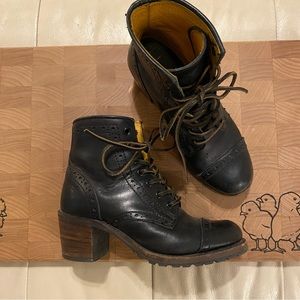 Frye lace up black boots, size 7 (runs narrow)